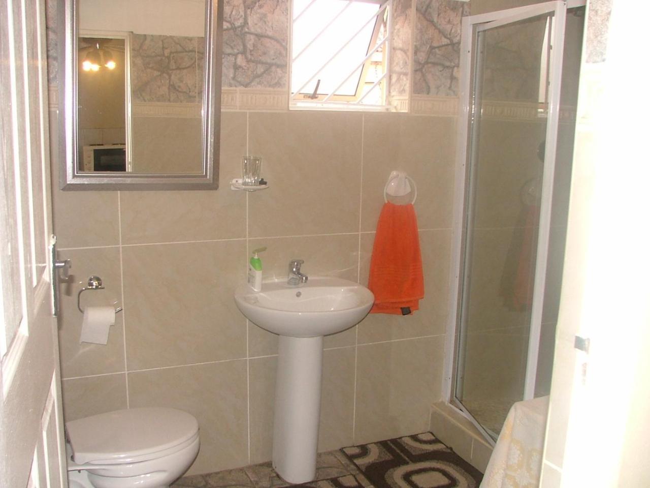 Mbalentle Guesthouse Bishop Lavis エクステリア 写真