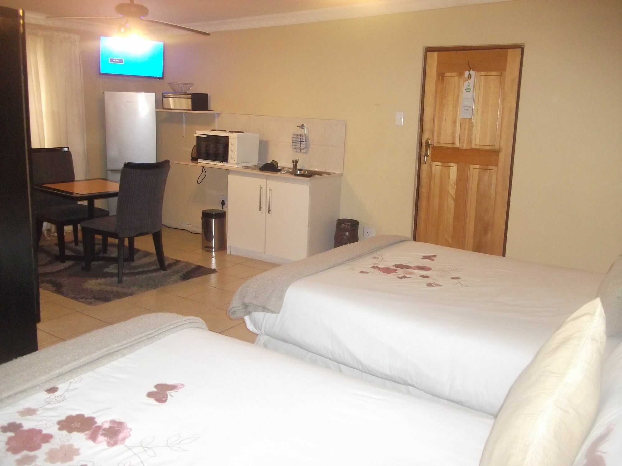 Mbalentle Guesthouse Bishop Lavis エクステリア 写真