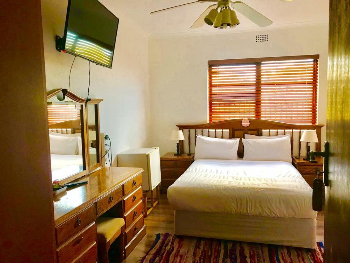 Mbalentle Guesthouse Bishop Lavis エクステリア 写真